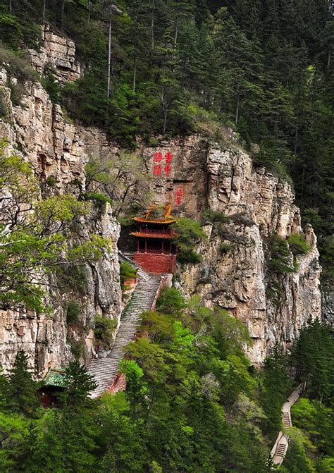 古诗《登岳》中，五岳归来不看山，黄山归来不看岳