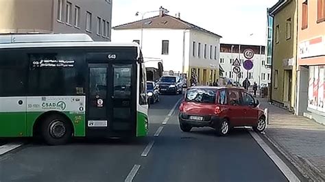 Blokli mě na křižovatce málem ho sejmul kládou Kompilace ze silnic