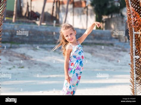 Pretty little girl bikini Fotos und Bildmaterial in hoher Auflösung