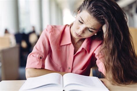 学习在图书馆里的女学生 库存图片 图片 包括有 学员 青少年 研究 空白 家庭作业 人们 开会 134364503