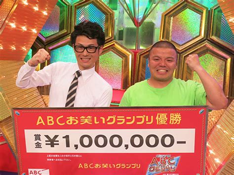 「第37回abcお笑いグランプリ」で優勝したセルライトスパの肥後（左）と大須賀。賞金100万円のボードを手に会心の笑み ― スポニチ