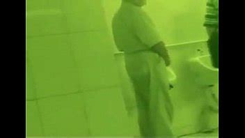 COROAS SE PEGANDO NO BANHEIRÃO XVIDEOS