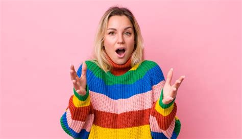 Jolie Femme Blonde Bouche Bée Et étonnée Choquée Et étonnée D une Incroyable Surprise Photo