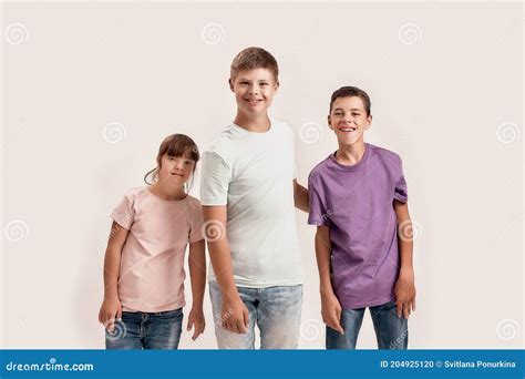 Trois Enfants Handicap S Teenaged Gay Avec Syndrome De Down De Paralysie C R Brale Et Sourire