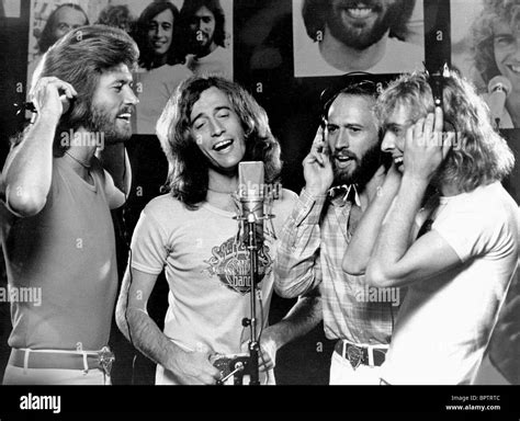 Morris Gibb Robin Gibb Barry Gibb Y Andy Gibb The Bee Gees 1975 Fotografía De Stock Alamy