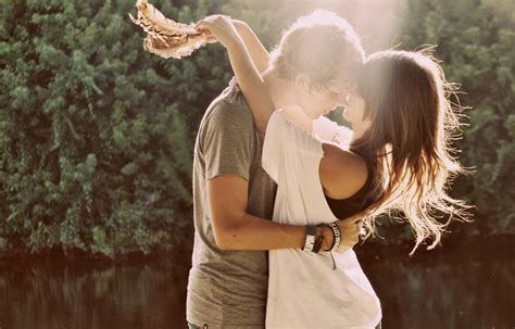 Cute Couple Hug Wallpapers Pictures Of Lovers Hugging