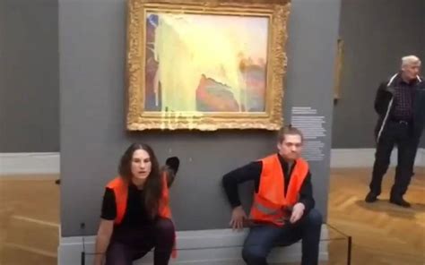 Activistas Medioambientales Lanzan Pur De Papa Contra Cuadro De Monet