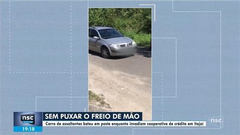 Carro De Assaltantes Bate Em Poste Durante Roubo Em Cooperativa De Crédito Em Itajaí VÍdeo