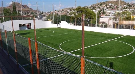 Trabajan En Rehabilitaci N De Cancha De F Tbol Del Parque Revoluci N