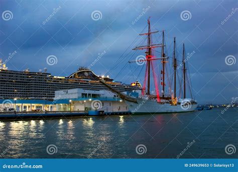 Navio De Cruzeiro Costeiro Msc Ancorado Na Ilha Tropical Foto De Stock