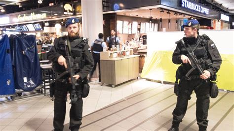 Man Met Mes Op Schiphol Neergeschoten Schiphol Plaza Korte Tijd Ontruimd