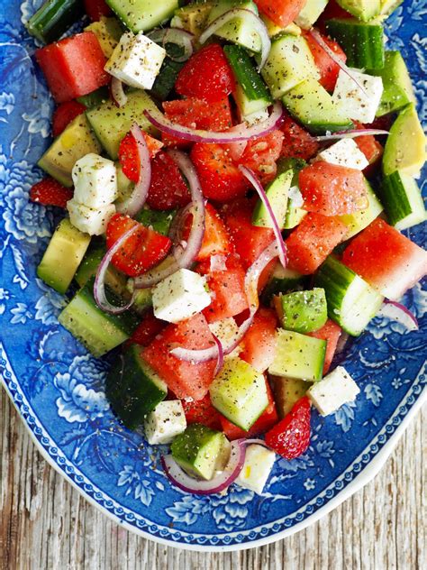 Salat med agurk vannmelon feta og avokado Mat På Bordet