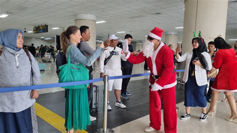 Angkasa Pura I Hadirkan Nuansa Natal Di Bandara Sam Ratulangi Manado