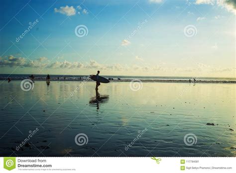 Hogar Trasero De La Persona Que Practica Surf En La Playa De Kuta Bali