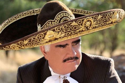 Vicente Fernández rechazó trasplante por temor a que el donante fuera gay La Tercera