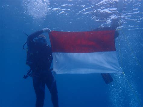 KKP Kibarkan Merah Putih Di Bawah Laut Pulau Bando All Release Indonesia