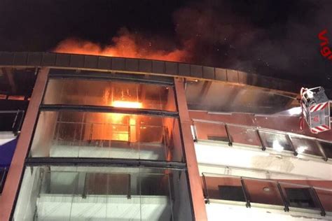 Paura A Milano A Fuoco Tetto Di Un Palazzo Di Piani Tutti Gli