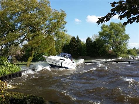 0297 Nl FOTO S VIDEO Opvarenden Boot In Nood Gered Op Vinkeveense