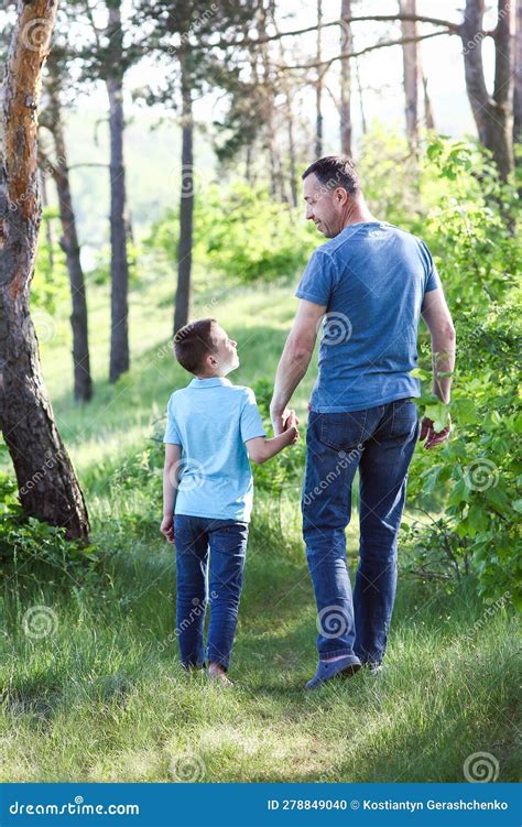 Padre E Hijo Caminando Por El Parque Foto De Archivo Imagen De