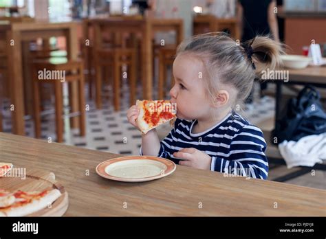 Niños Comiendo Comida Chatarra Fotografías E Imágenes De Alta