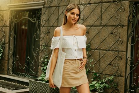 Introducir 65 Imagen Outfit Falda Beige Corta Abzlocal Mx