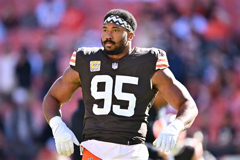 Browns Myles Garrett Makes Tunnel Walk In Wild Film Accurate Costume