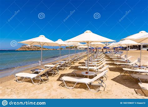 Tumbonas Con Sombrillas En La Playa De Agios Georgios Un Complejo Muy