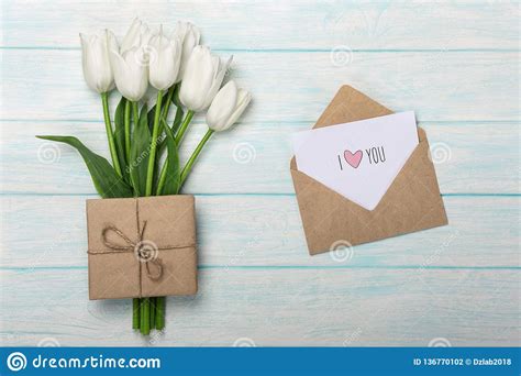 Um Ramalhete Das Tulipas Brancas Uma Nota E Um Envelope Do Amor Em