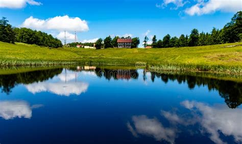 Paysage De Montagne Avec Le Reflet D Une Maison Le Ciel Et Les Sapins