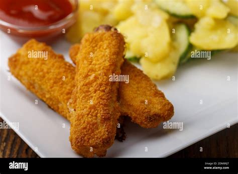 Fischstabchen Mit Kartoffelsalat Fotos Und Bildmaterial In Hoher