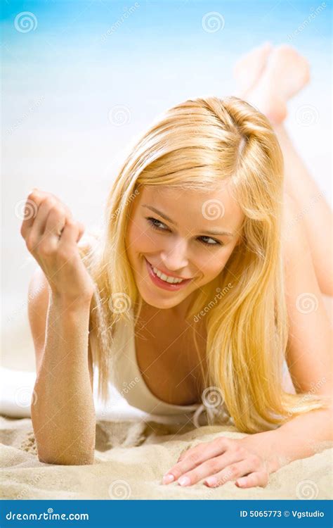 Donna In Bikini Sulla Spiaggia Immagine Stock Immagine Di Acqua Attraente