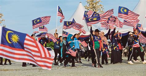 Busana Era An An Hidupkan Nostalgia Sambutan Hari Malaysia