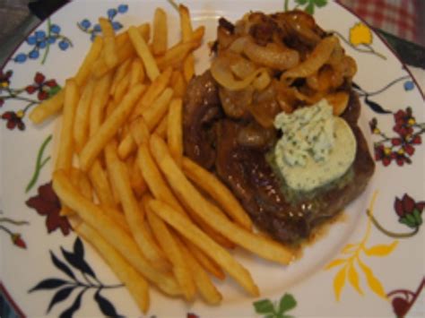 Rumpsteak mit Röstzwiebeln Kräuterbutter und Pommes Frites Rezept