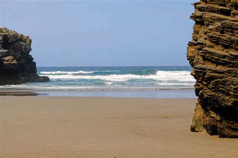 Batu Di Pantai Foto Stok Unduh Gambar Sekarang Batu Fenomena Alam