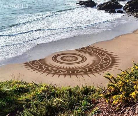 Land Art - Geometric Drawing in the Sand | Beach sand art, Land art ...