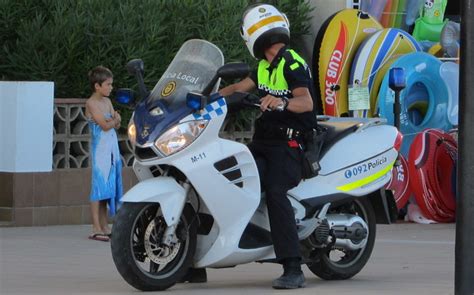 Policia Local de Roses Foto Pròpia Escortant a una màquin Flickr