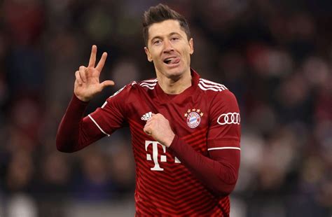 Lewandowskis Hat Trick Powers Bayern To Champions Leagues Quarters