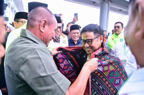 Edy Rahmayadi Berikan Ulos Khas Batak Kepada Cak Imin