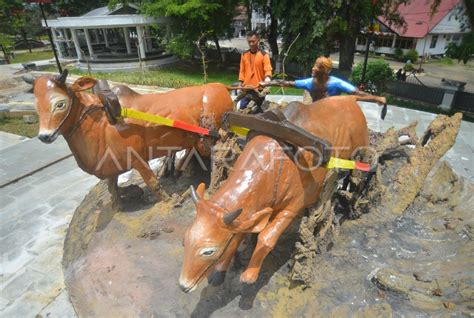 Monumen Pacu Jawi Di Kabupaten Tanah Datar Antara Foto