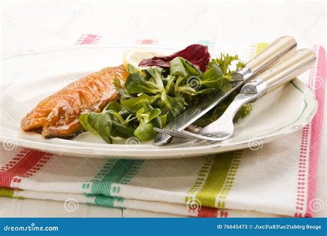 Gerookte Makreel Met Salade Op Een Plaat Stock Afbeelding Image Of