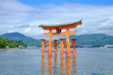 厳島神社じゃないんです！海に浮かぶ鳥居が美しすぎる「白鬚神社」とは Retrip リトリップ