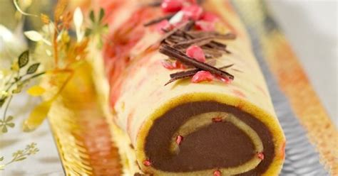 Recette Bûche Au Chocolat Et Pralines Roses Marie Claire