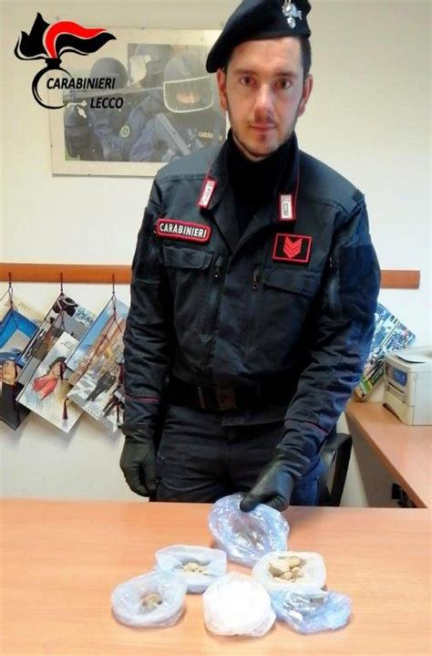 Vedono I Carabinieri Scappano E Abbandonando Cocaina Eroina E Hashish