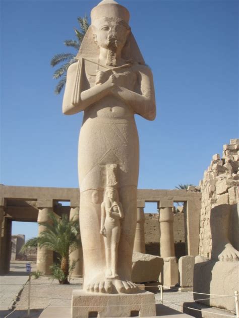 Colosal Estatua Del Fara N Ramses Ii Protegiendo Entre Las Piernas A