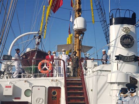 Buque Escuela Velero Cuauhtémoc arriba al Puerto de Cádiz España