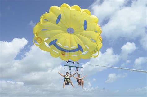 Cancun Parasailing Sulla Baia Di Cancun Getyourguide