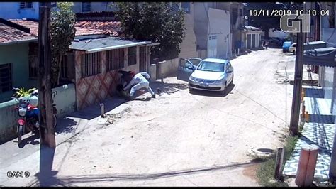 Câmera flagra dois homens espancando mulher na Zona Sul do Recife veja