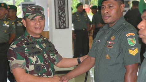 Ajak 4 Anggota KKB Kembali Ke Pangkuan RI Tiga Prajurit TNI Naik