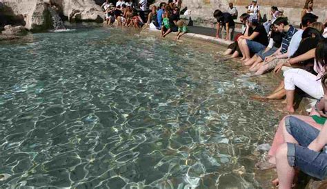 Roma Gli Impediscono Di Fare Il Bagno Nella Fontana Di Trevi E