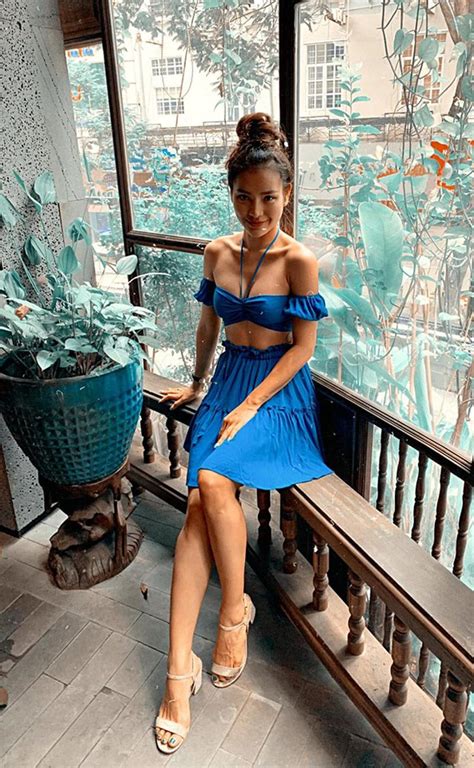 Khoe vòng ba 95cm với áo tắm khoét bạo đây đích thị là Nữ thần bikini mới của Vbiz